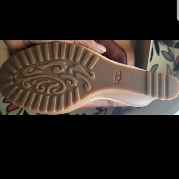 Ugg Boot - Picture 3 of 5